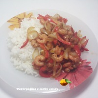 Креветки со сладким перцем и рисом
