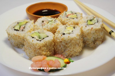 фото Урамаки-суши с кунжутом и креветками