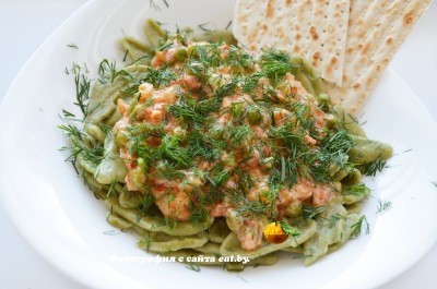 фото Макароны со шпинатом под овощным соусом
