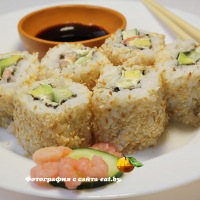 Урамаки-суши с кунжутом и креветками