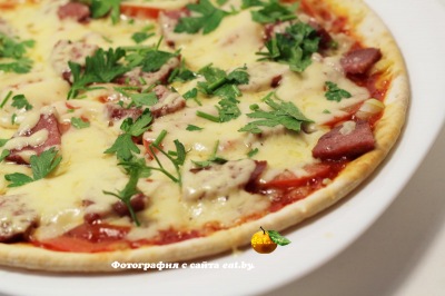 фото Пицца с копченой колбасой и сыром