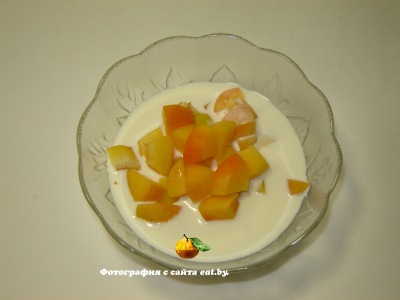 фото Салат с абрикосом и взбитыми сливками
